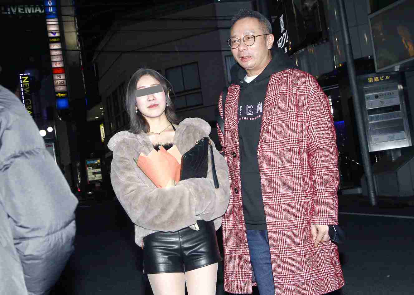 3度の結婚と離婚を経た男が…いしだ壱成 歌舞伎町で18歳年下美女との「♡♡デート」現場