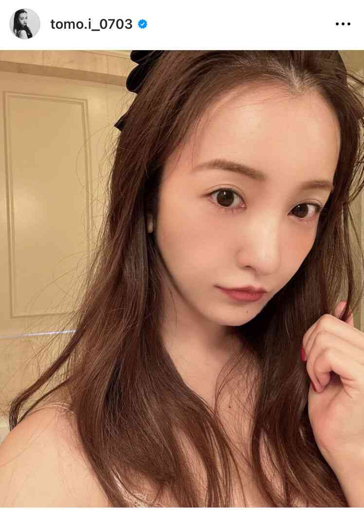 板野友美「服着てる?」SEXY自撮り写真にネットざわつく