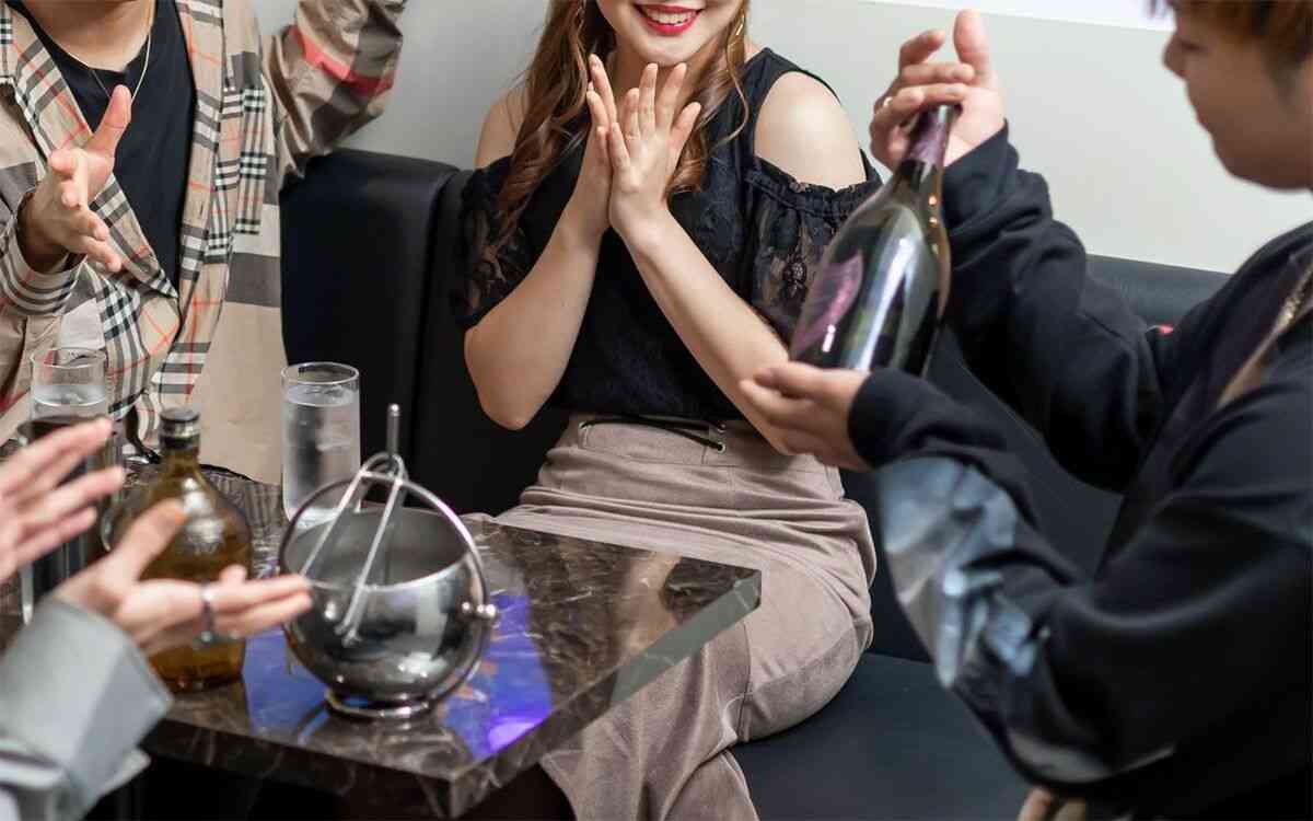 《歌舞伎女子の貧困》事故物件に住んでホスト通いする風俗嬢（25）の告白「週6日の鬼出勤と出稼ぎソープで働き詰め。月100万円がホストに消える」 | 文春オンライン
