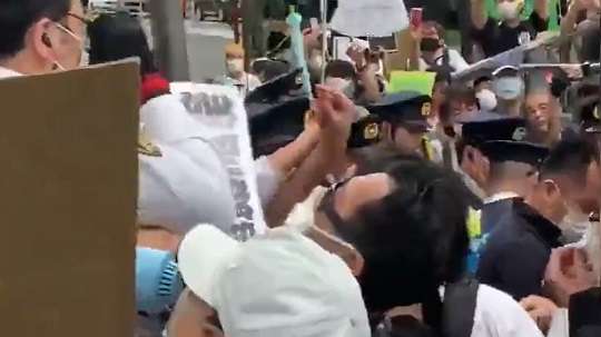 【動画】東京、無法地帯と化す・・　外国人が「警察解体！」と叫びながらデモ、警察署を襲撃する者も ｜ もえるあじあ(･∀･)