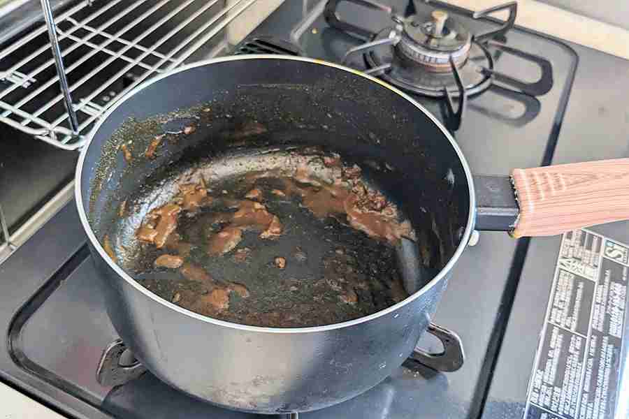スポンジをダメにしない！　カレーを作った鍋を洗う前のひと手間　きれいに落とせるのは？