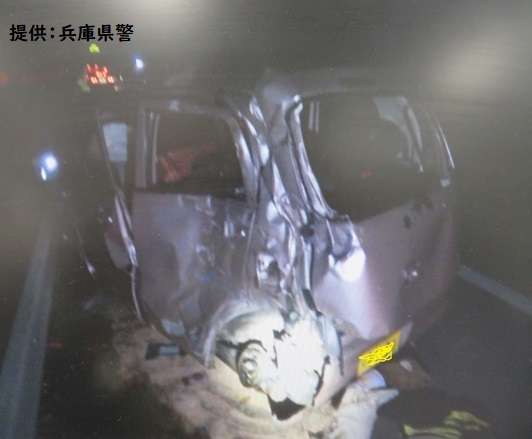 【速報】加古川バイバスでトラックが軽四に突っ込み1歳男児死亡、2歳女児が意識不明重体で母親もけが　トラック運転手の65歳男を過失運転致傷で現行犯逮捕（関西テレビ） - Yahoo!ニュース