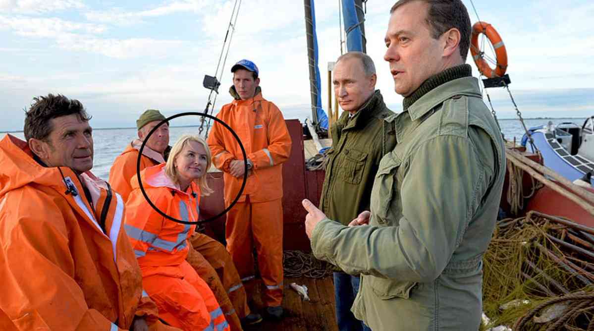 一般人に紛れ、常にプーチンの背後に控える「謎の金髪美女」が話題に...何者なのか？