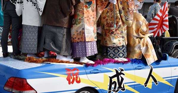 新成人が改造軽トラで歩道を暴走…親子連れが轢かれる寸前の事態に憤怒の声「殺人未遂だろ」「親はどんな教育しているのか」 | 女性自身