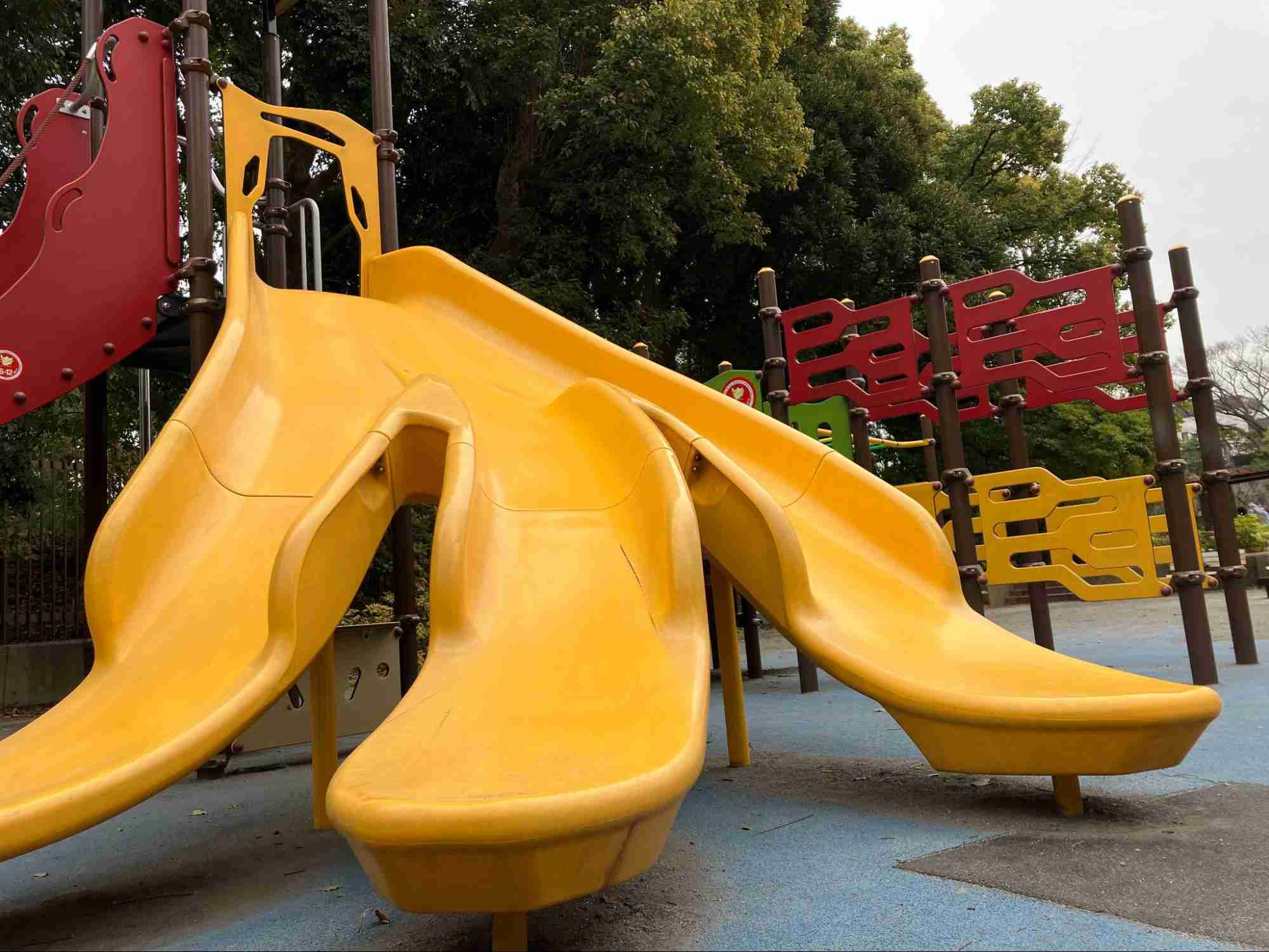 バナナ滑り台から子どもが落下、経験者が危険性指摘 自治体も対象年齢の周知に苦慮