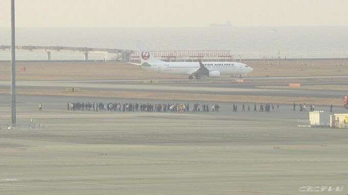 飛行機に爆発物が仕掛けられたとの情報　成田発福岡行きジェットスター機が中部空港に緊急着陸し乗客が脱出