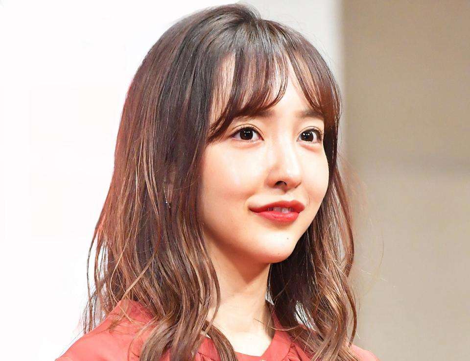 板野友美　FENDI鞄が光る「強め」私服に「キター！」「やっぱ最高似合う」とファン絶賛