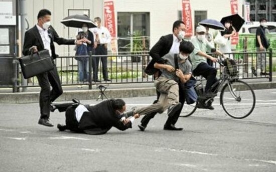 警察関係者「銃撃パターンの訓練はもちろんしている。ただ、『安倍！』と叫んで発砲する想定が多い。今回のようにいきなり銃を出されると厳しい」 : オレ的ゲーム速報＠刃