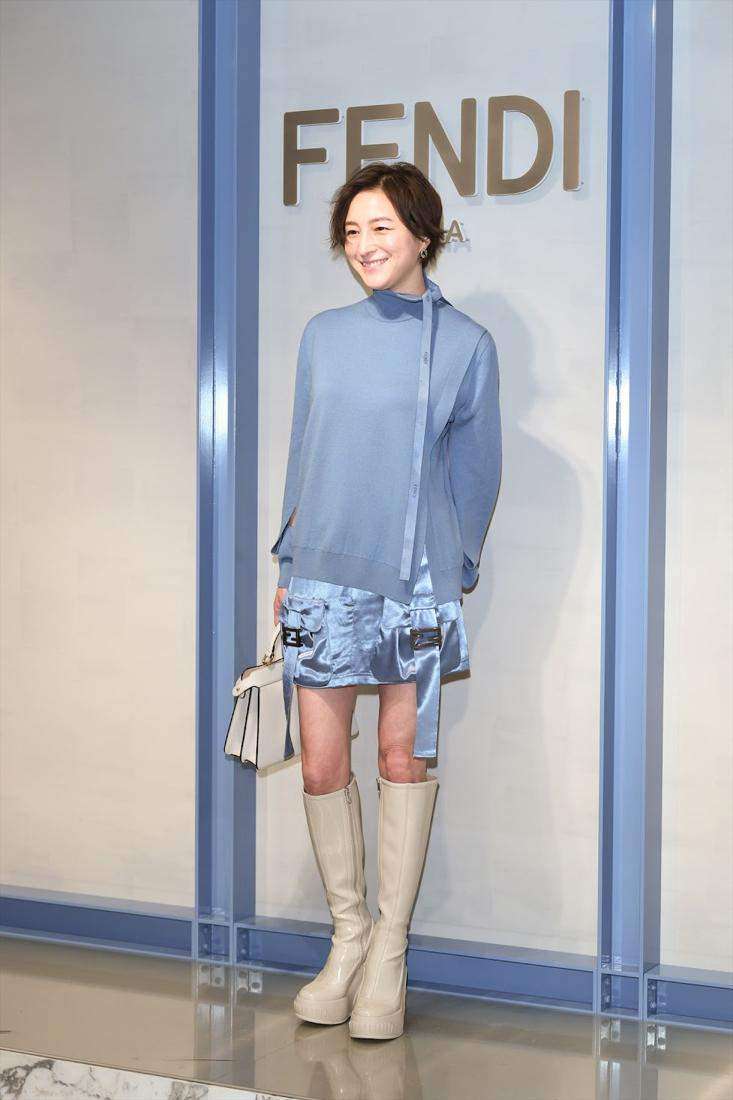 広末涼子:ミニスカート姿で照れ笑い 厚底ブーツを合わせ「高校時代を思い出す」