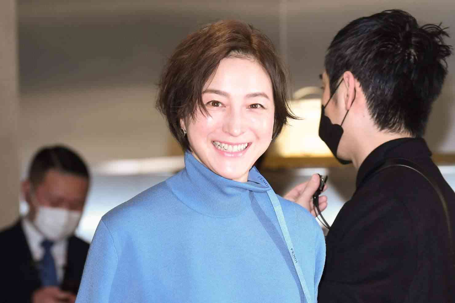 広末涼子:ミニスカート姿で照れ笑い 厚底ブーツを合わせ「高校時代を思い出す」