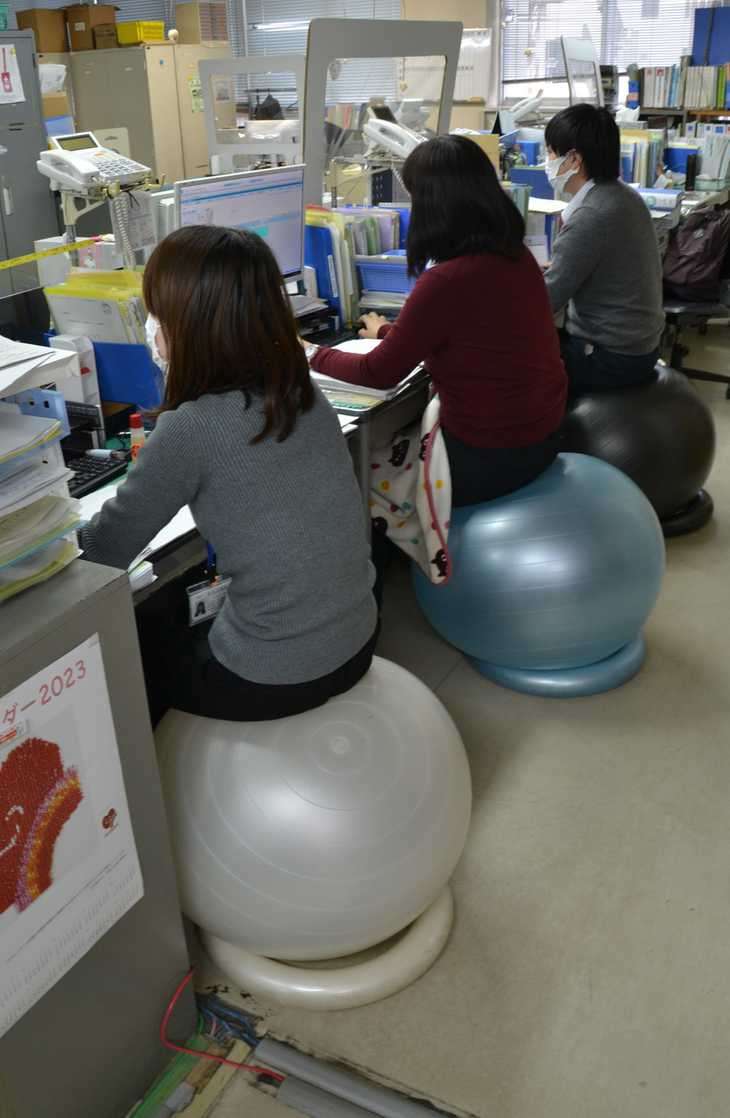 バランスボール過半数に効果　和歌山・田辺市職員