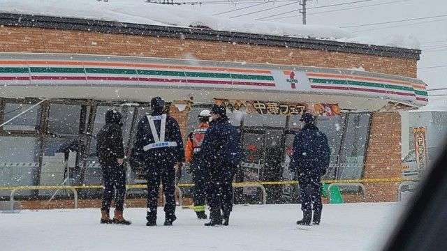 「雪でつぶれた」営業中のコンビニが雪の重みで半壊　従業員は逃げて無事　北海道名寄市