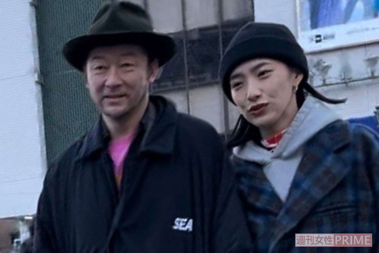 浅野忠信、18歳年下の新妻・中田クルミと人目も気にせず渋谷でイチャイチャ！ デート現場を目撃撮 | 週刊女性PRIME