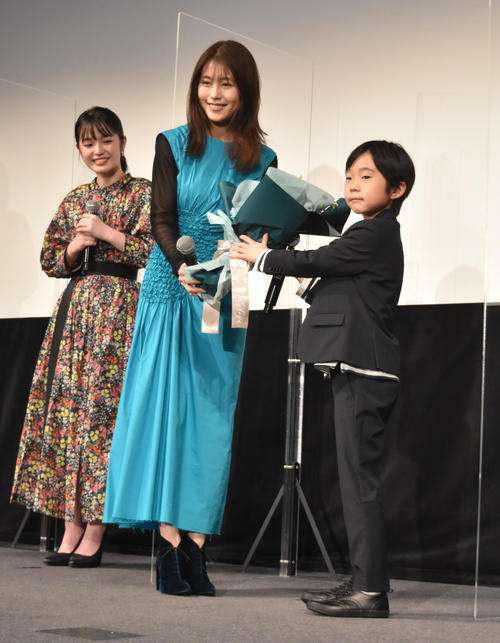 30歳を迎える有村架純喜び「孤独を愛せる女性になれるように」サプライズでバースデー花束贈呈