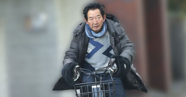 石田純一　69歳の「極寒ママチャリ送迎」姿を目撃…収入激減で父親業激増の悲哀 | 女性自身