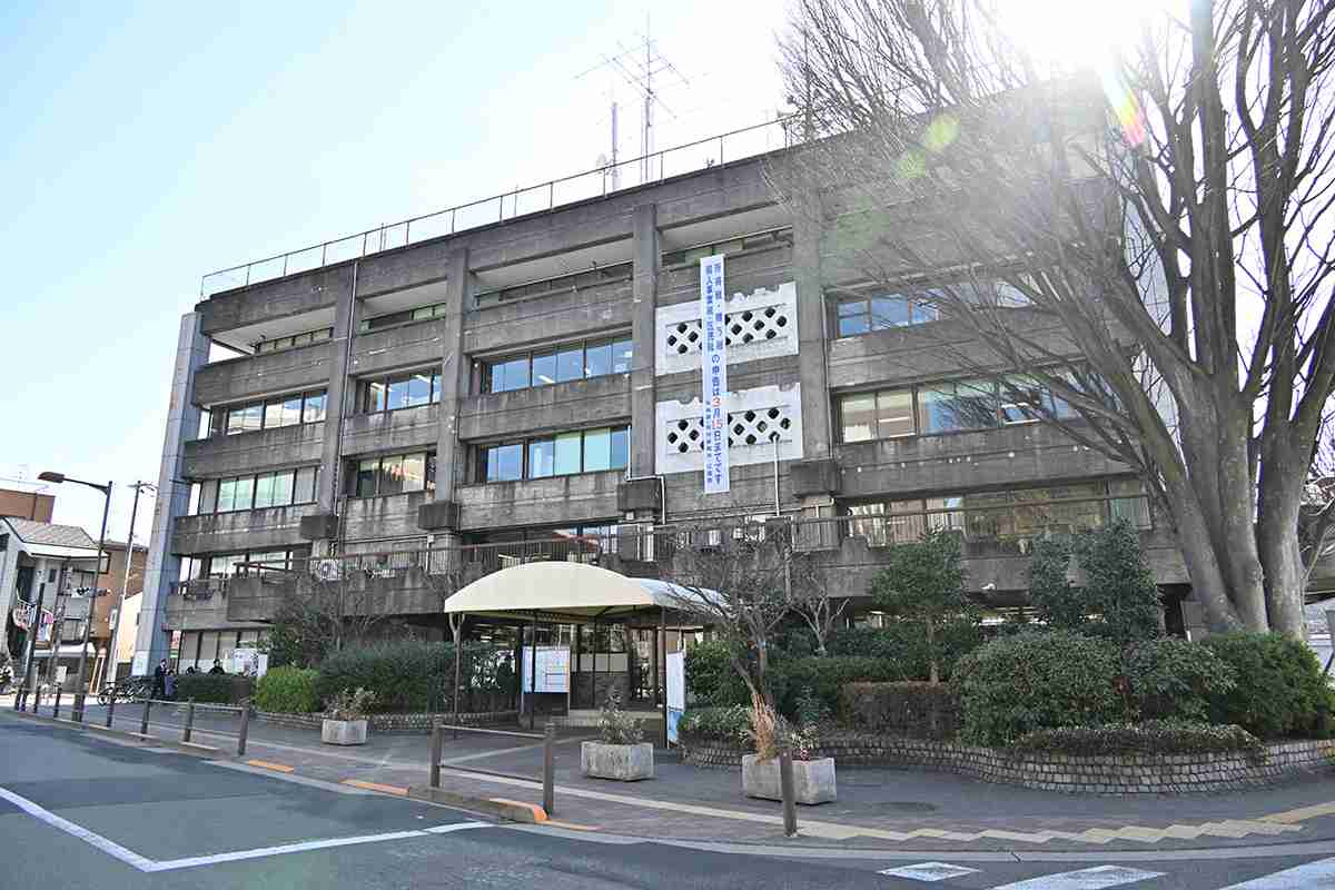 世田谷区長・保坂展人に公用車使用を巡り疑念が　応接家具に1200万円という法外な額が | デイリー新潮