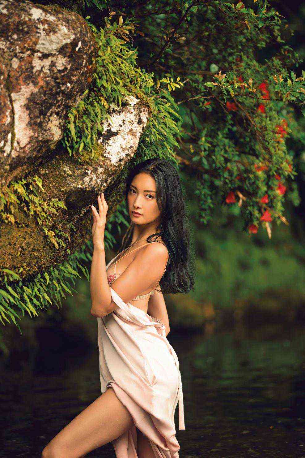 菜々緒：“菜々緒ポーズ”から10年、新写真集発売　「女性の美しさ」表現　屋久島で開放的に