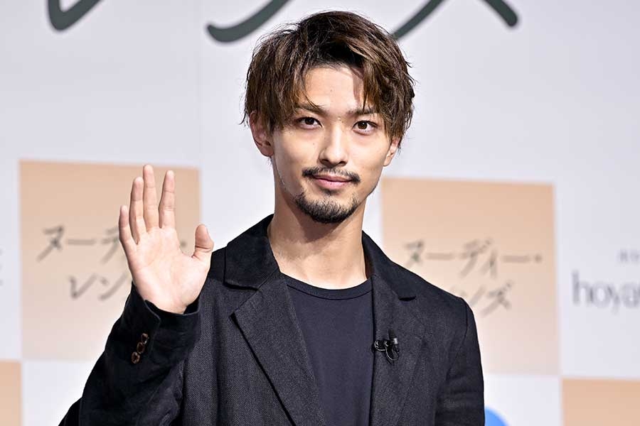 横浜流星、自身の顔は“特徴がない”　自然に上がるまつげは「好きではなかった」