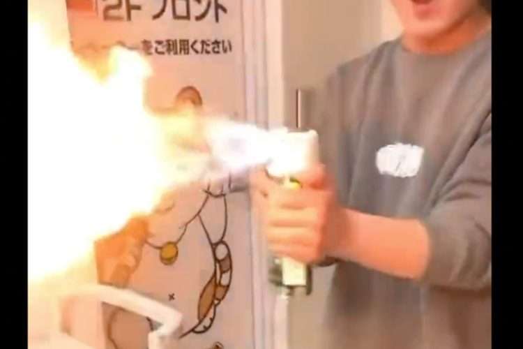 「カラオケまねきねこ」店内での“スプレー火炎放射”動画に批判殺到　運営元は「警察にも相談済み」