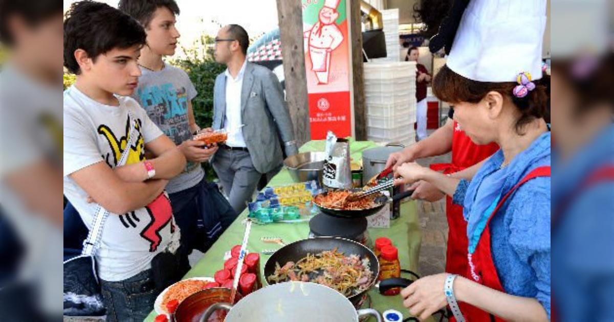 ナポリ市民に『ナポリタン』を食べてもらうイベントにて「ケチャップはアメリカの調味料だぞ喧嘩売ってんのか」などと言っていたイタリア人の変化をご覧ください - Togetter
