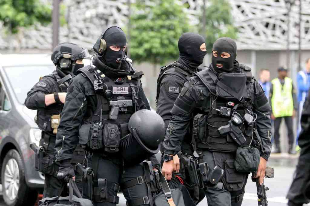 銀行強盗?20代に人気の“謎すぎアイテム”。どう使えばオシャレになるのか