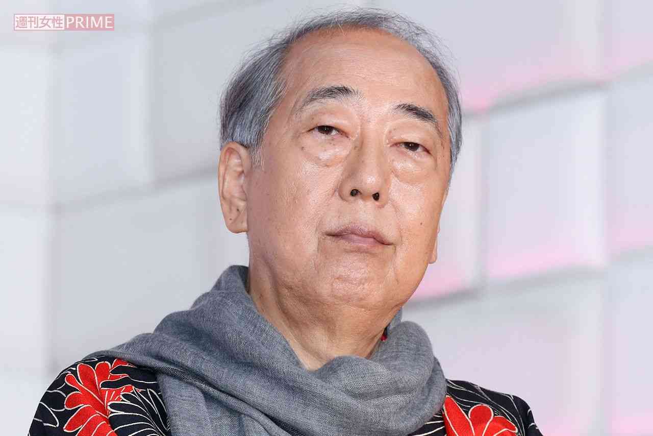 草なぎ剛主演ドラマ『罠の戦争』で怪演の岸部一徳、妻と10年別居生活の裏で年下女性と肉食デート&同棲疑惑！直撃に「そんな元気ないし」 | 週刊女性PRIME
