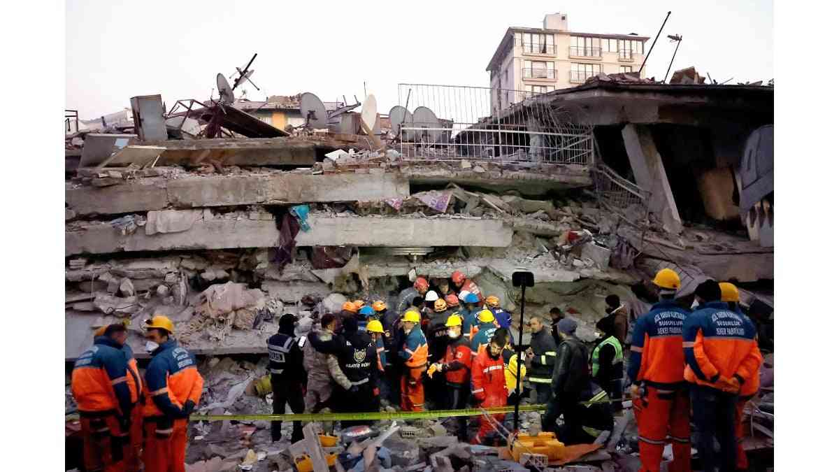 トルコ地震でコマツ、ショベルなど無償で貸出し…操縦する人材も派遣 : 読売新聞