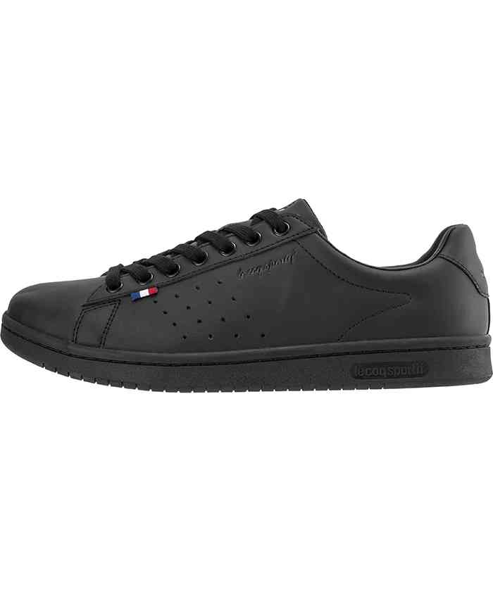 勤務中の自由な服装認めた銀行、Tシャツ・スニーカーも可能…女性行員「気持ちが上がる」