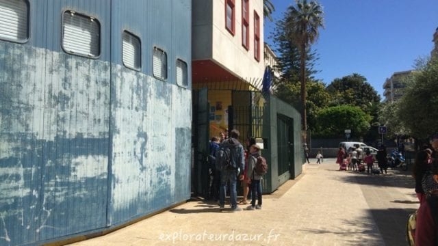 フランスの小学校の通学、登下校は親が付き添うのでとっても安全！学校も塀で囲まれていて安心。 | エキスプロラター・ダジュール