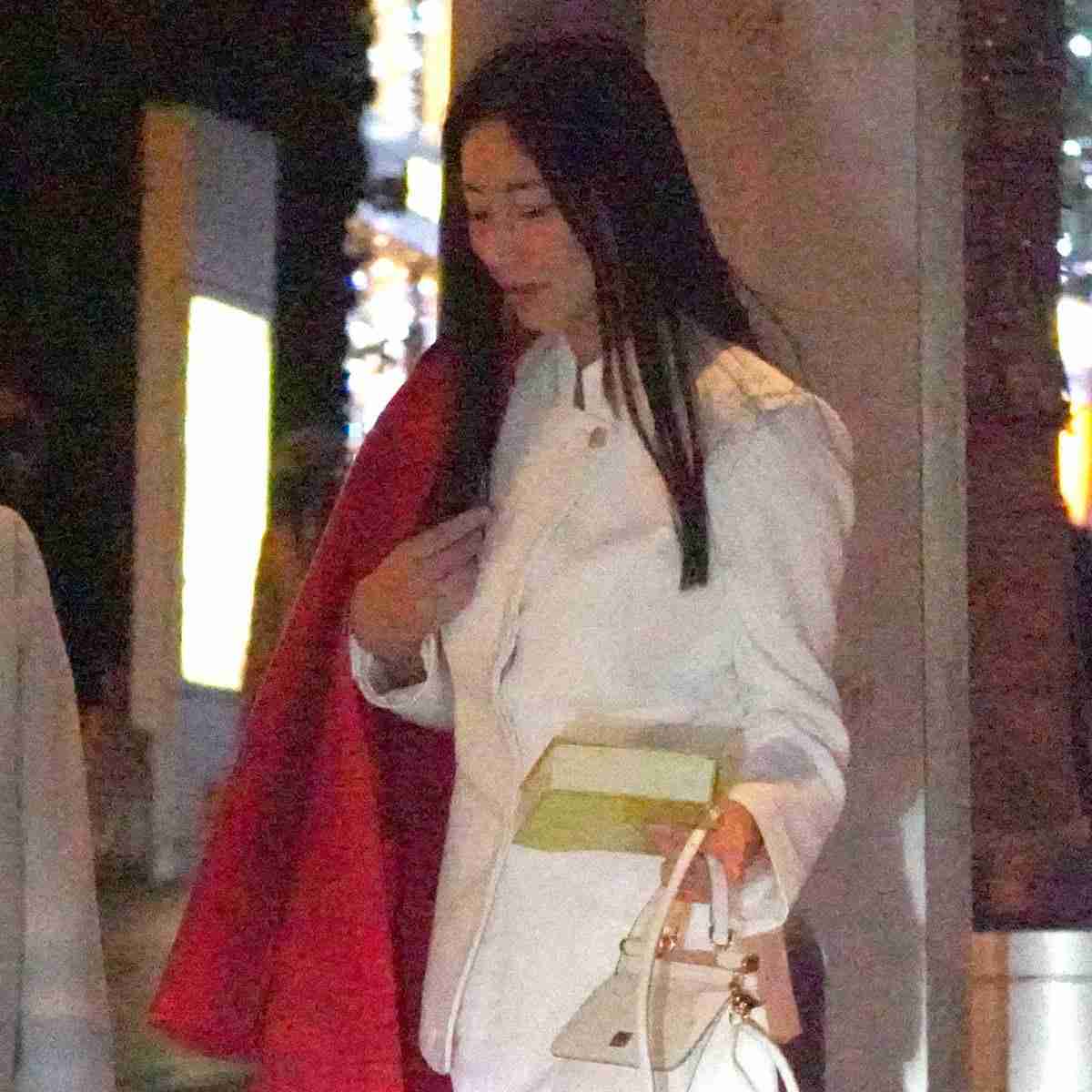 三浦瑠麗　夫じゃない男性と“魔性の”腕組みデート！翌日夜も別のイケメンにしなだれかかる（女性自身） - Yahoo!ニュース