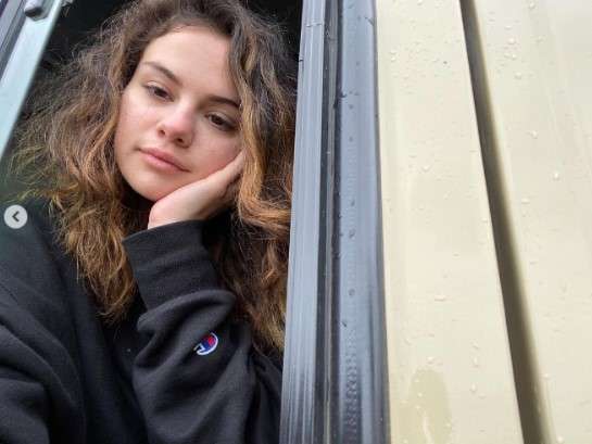 セレーナ・ゴメス、ノーメイクでくつろぐ自撮り写真を披露　「ナチュラルビューティの女王！」絶賛の声続出