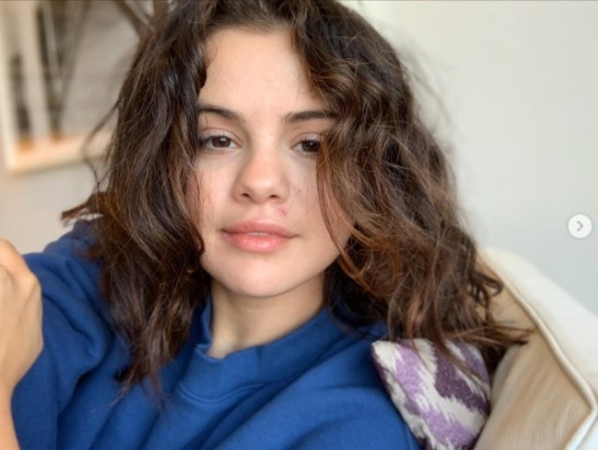 セレーナ・ゴメス、ノーメイクでくつろぐ自撮り写真を披露　「ナチュラルビューティの女王！」絶賛の声続出