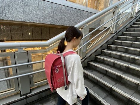 “置き勉禁止”で腰痛に悩む子どもたち…激重ランドセルが一瞬でキャリーバッグに変身するアイテム登場