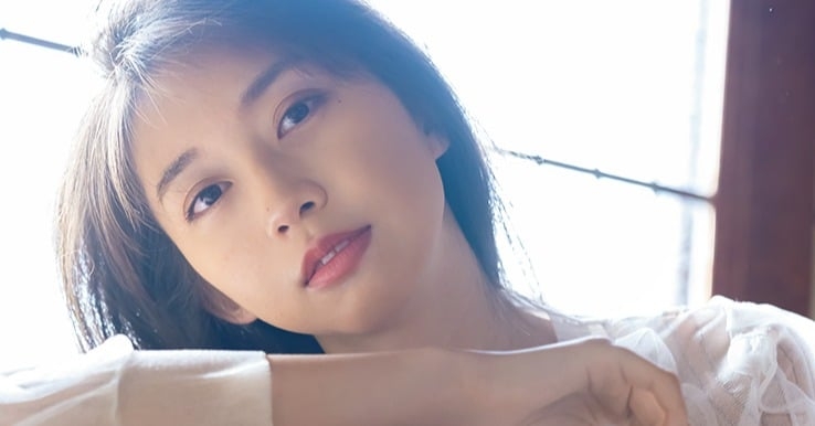 牧野真莉愛、22歳初水着で魅了　キャリア10年で考える“この先の自分”  | ORICON NEWS