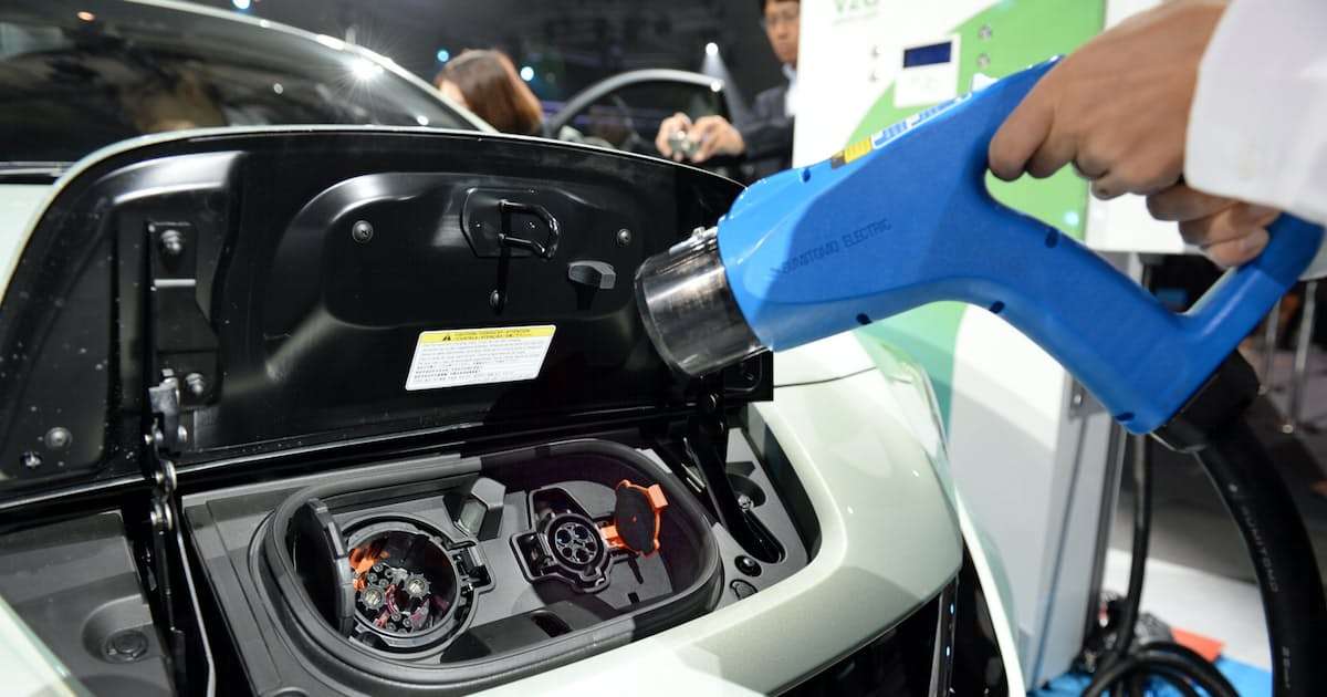 首相「新車電動化、35年までに」　蓄電池開発など課題も - 日本経済新聞