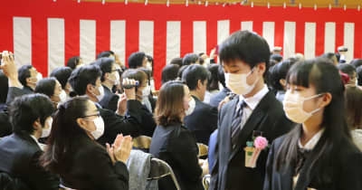 政府、マスクなし卒業式へ調整　校歌斉唱時の課題を整理 ｜ 共同通信
