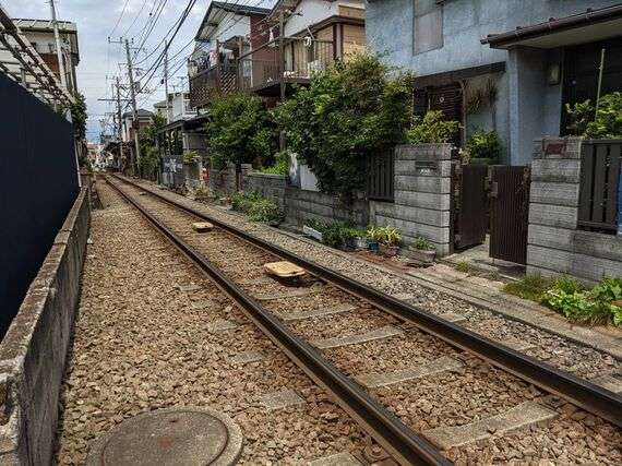 迷惑行為、電車でも…「江ノ電」線路上でインスタ撮影した女性が謝罪　同社は注意喚起「マナーを守って」