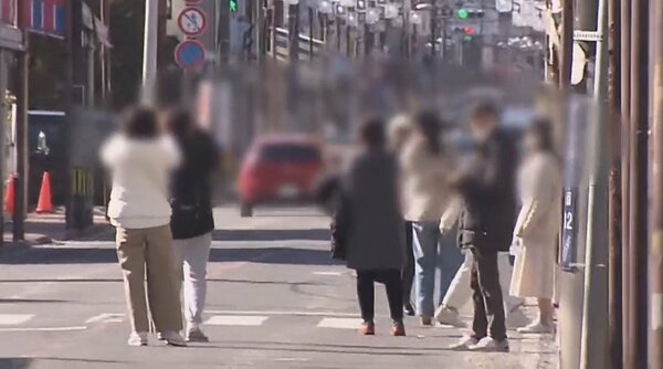 「商店街ごしの富士山」に殺到　外国人観光客が“危険撮影”　歩道はみ出し、車道の真ん中で…住民から不安の声｜FNNプライムオンライン