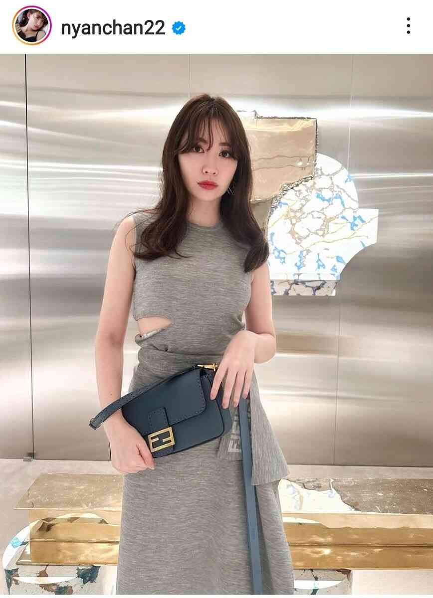 小嶋陽菜、大胆に腹チラ！きわどいワンピ姿「世界的美女」「スタイルパーフェクト」