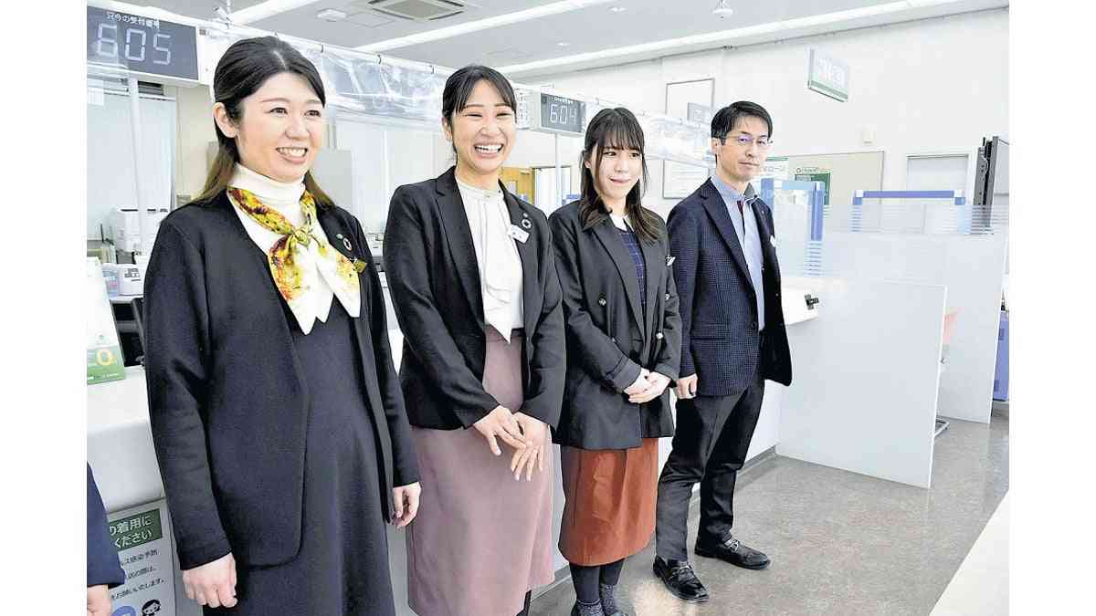 勤務中の自由な服装認めた銀行、Ｔシャツ・スニーカーも可能…女性行員「気持ちが上がる」 : 読売新聞