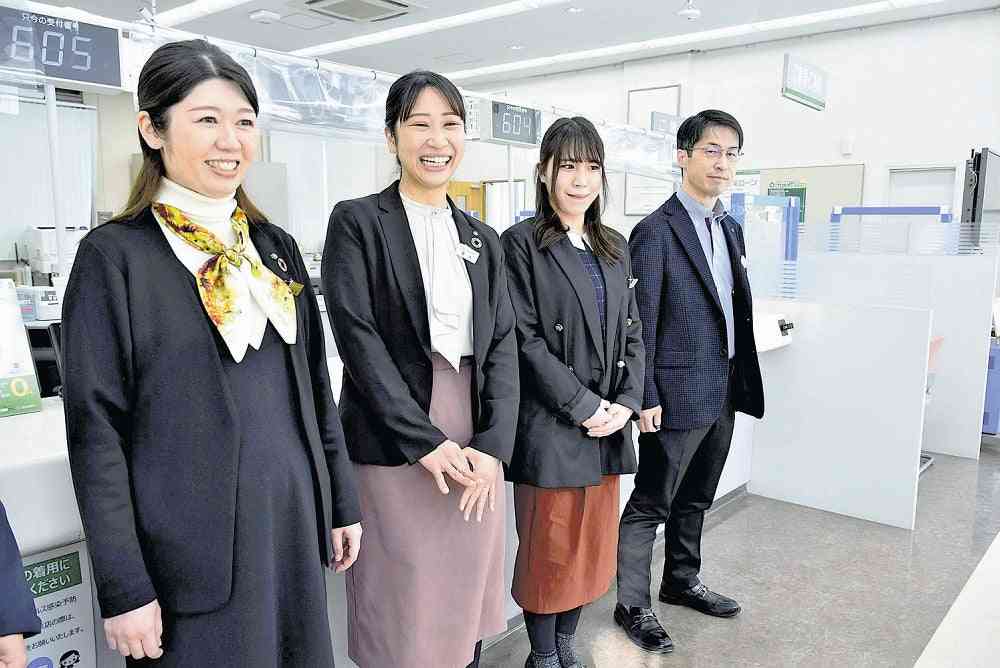 勤務中の自由な服装認めた銀行、Tシャツ・スニーカーも可能…女性行員「気持ちが上がる」