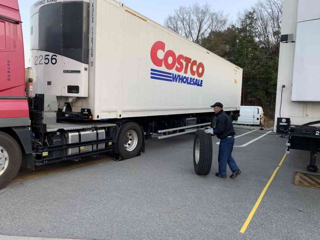 立ち往生のコストコ大型トレーラーを四駆ランクルがぐいっと引っ張る救出劇に「これはもう年会費無料だな!」反響続々