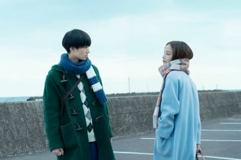 スピッツ、新曲が広瀬すず主演映画『水は海に向かって流れる』主題歌 “10歳差2ショット”場面写真も解禁