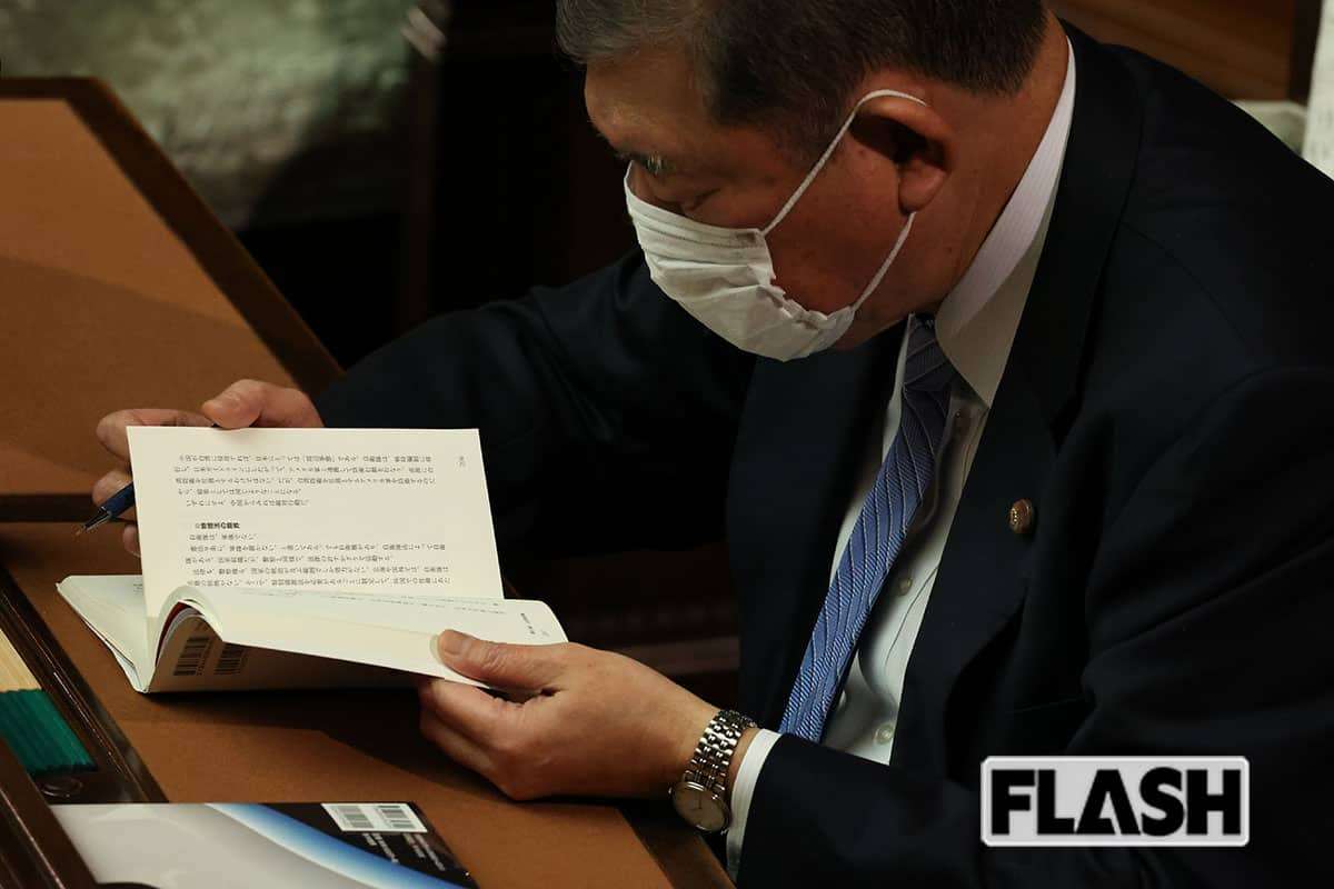 石破氏は「戦闘機写真」に夢中　国会を図書館と勘違い？　審議と無関係な読書に没頭する議員たち