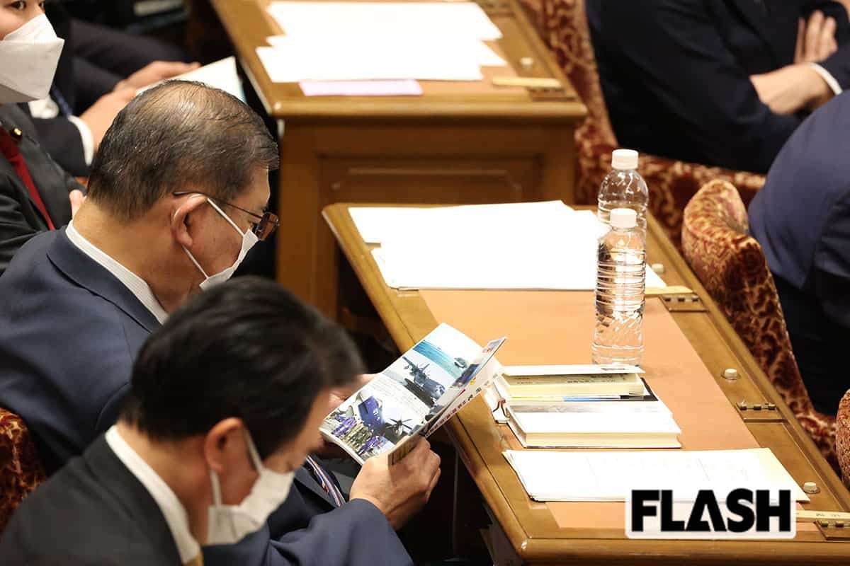 石破氏は「戦闘機写真」に夢中　国会を図書館と勘違い？　審議と無関係な読書に没頭する議員たち