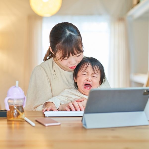 子育てを「手伝った」ことしかない岸田首相ら年配政治家たちはまったく知らない育休の現実「リスキリングは狭き道」 | 文春オンライン