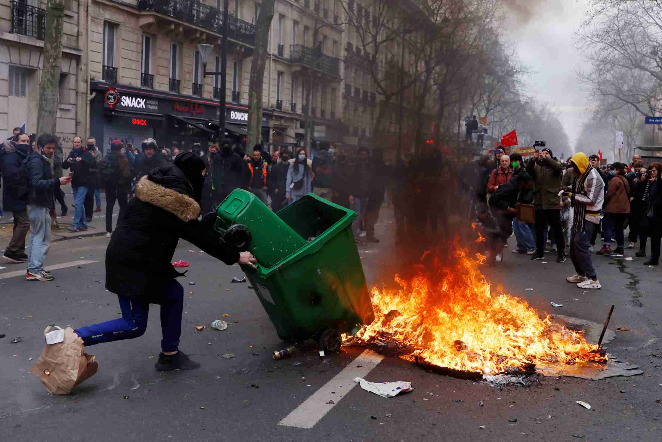 仏反年金改革デモ続く、パリなどで警察と衝突　先週ほど激化せず（ロイター） - Yahoo!ニュース