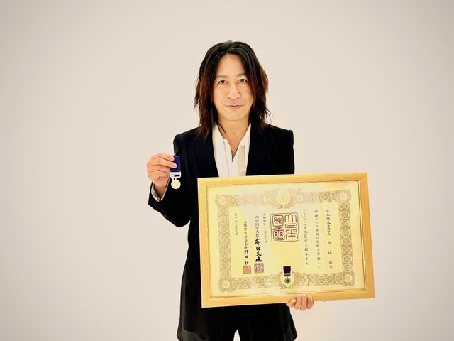 GLAY・TAKURO、『紺綬褒章』を受章 ウクライナ人道支援のため1000万円を寄付