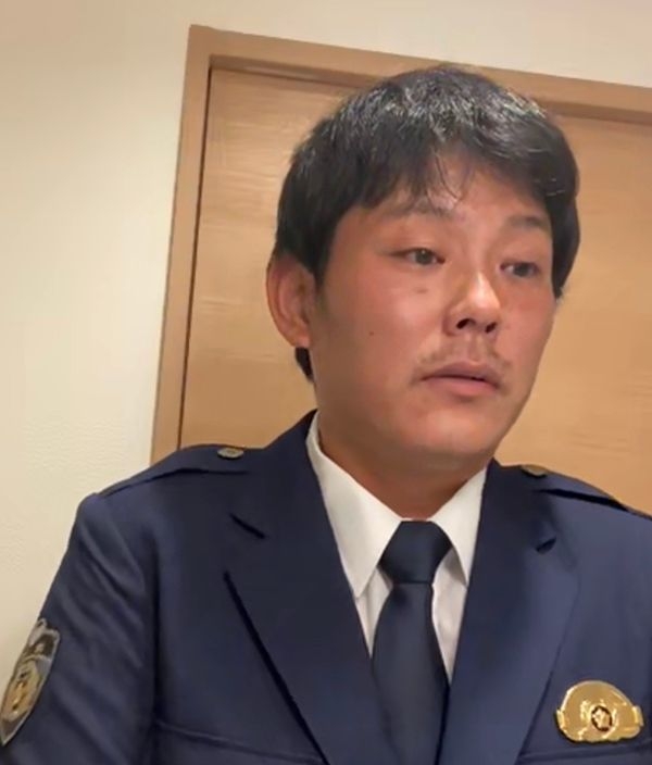 〈写真・LINE入手〉「警視正」と書かれた手帳を持ち「俺は公安の警察官僚や」　結婚詐欺で逮捕されたニセ警察官を被害女性が告発（文春オンライン） - Yahoo!ニュース