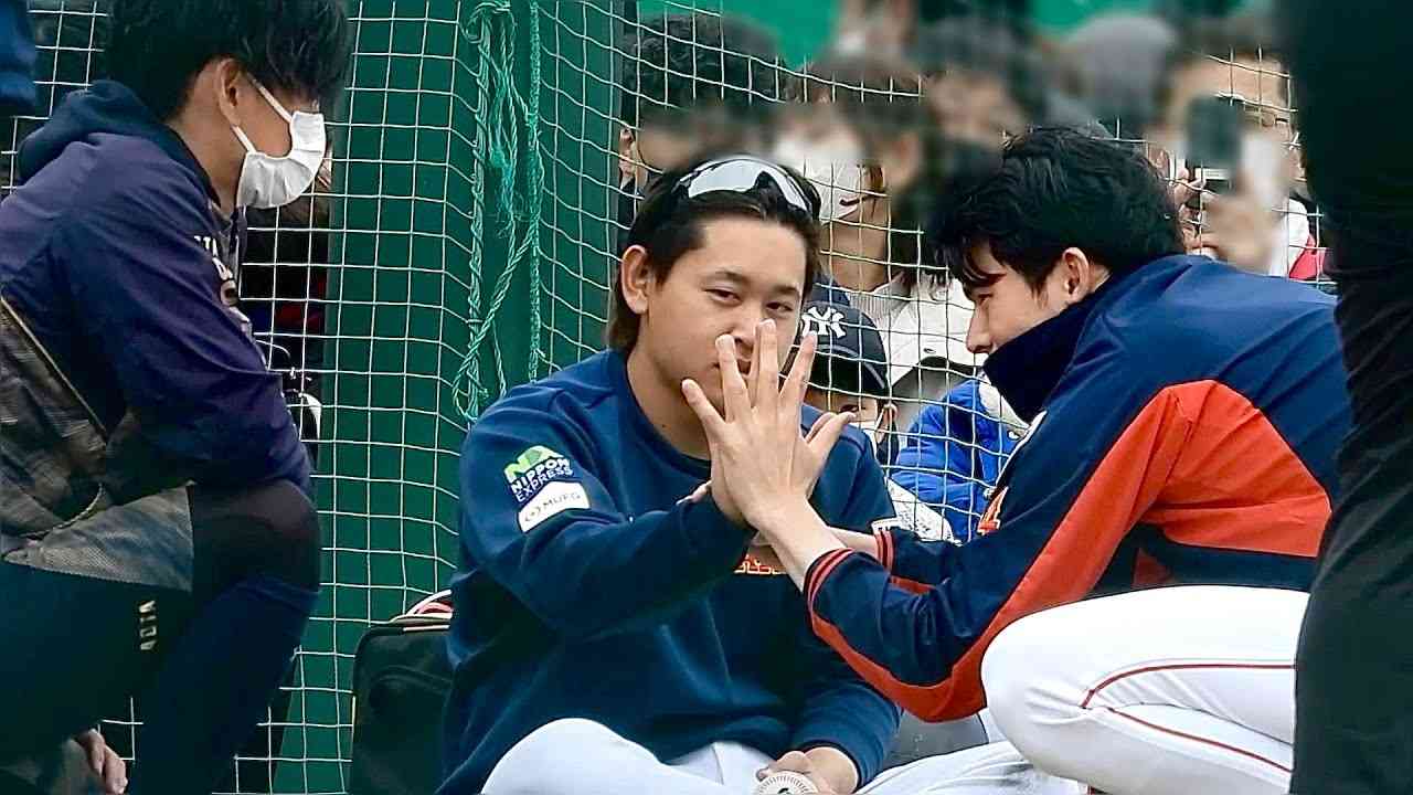 【極秘練習後】佐々木朗希・宮城大弥、仲良く手の大きさを比べ合いっこ。宮城は少し手を気にする場面も【侍ジャパン宮崎キャンプ】2023.2.23 - YouTube